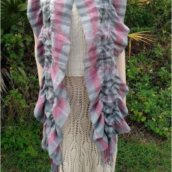 NWOT Gorgeous Bunched Gray & Pink Plaid Scarf Wrap with Fringe - Picture 4 of 7